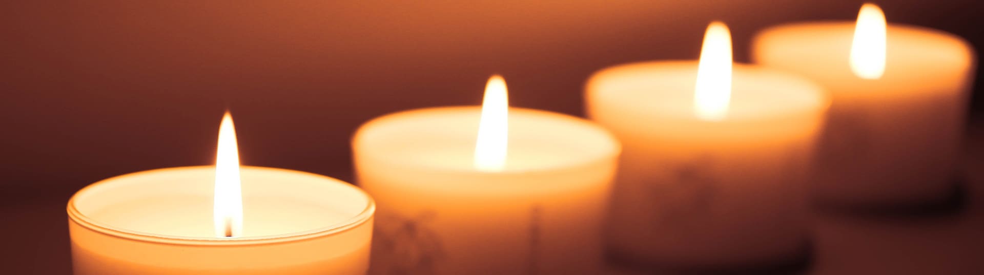 Brandende waxinelichtjes in warm licht.