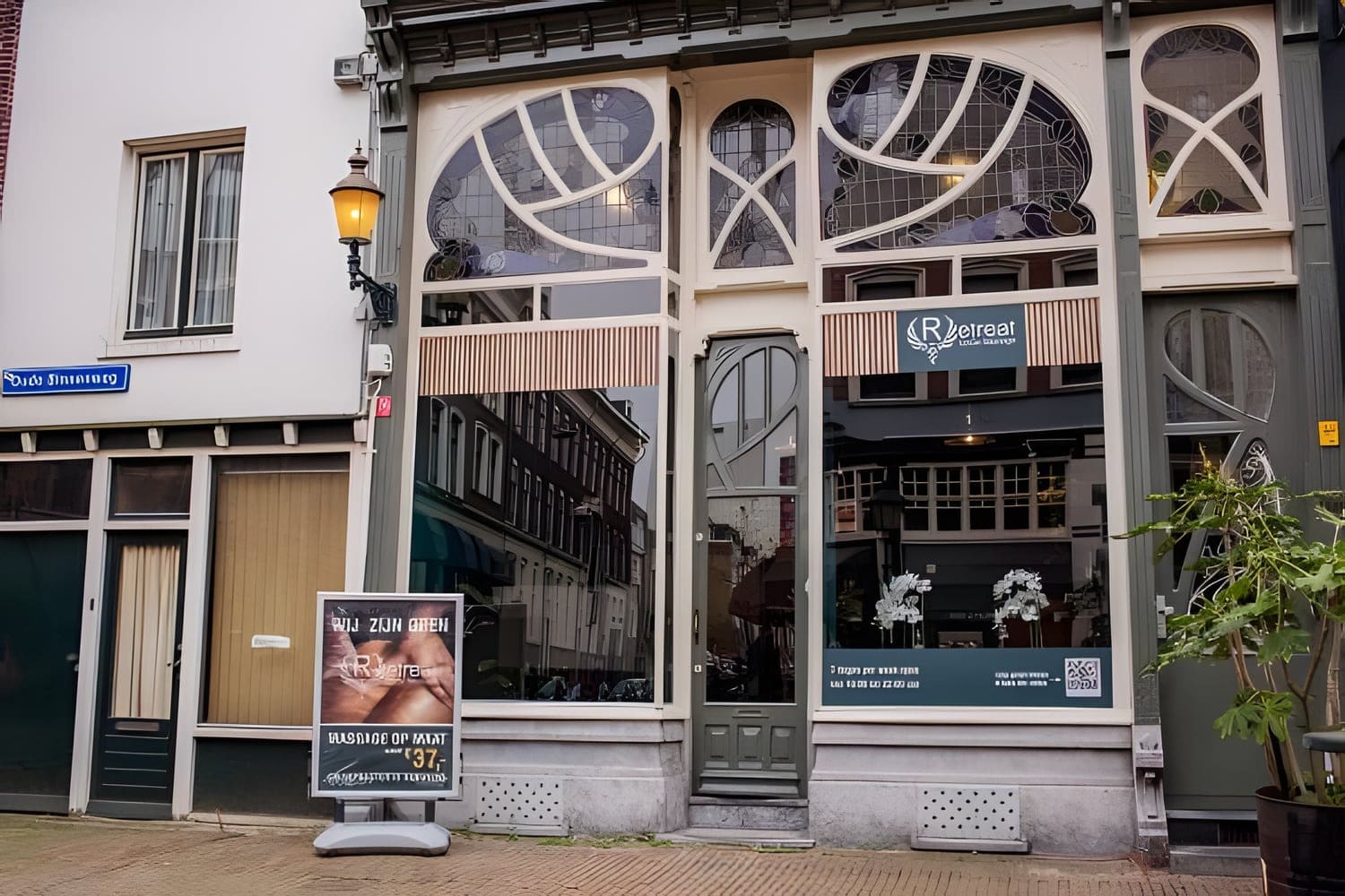 De art-nouveaugevel van Retreat QoQo Massage aan de Oude Binnenweg in Rotterdam.